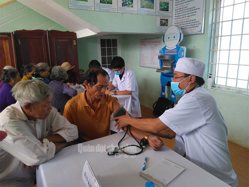 Rất đông bà con đến khám bệnh.